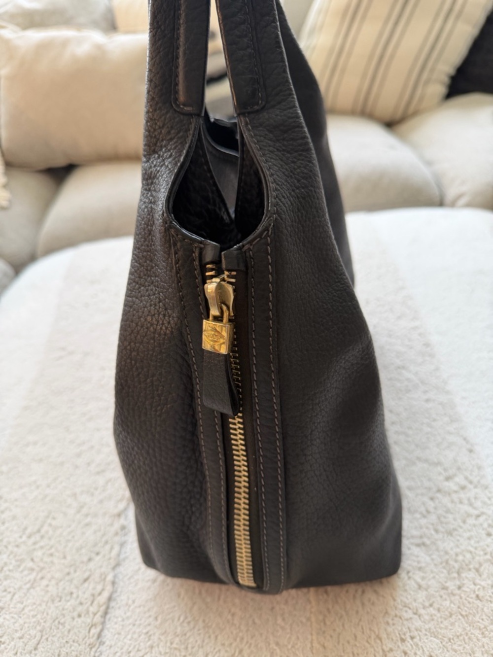 Tod's Black Leather Shoulder Bag with Gold Hardware - Picture 4 of 13